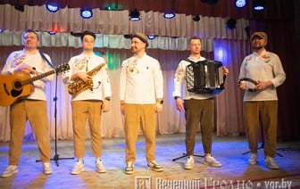 Люди вскочили со своих мест, когда услышали «Хату бацькоў» — как в Новогрудке прошел концерт группы «Дрозды» (видео)