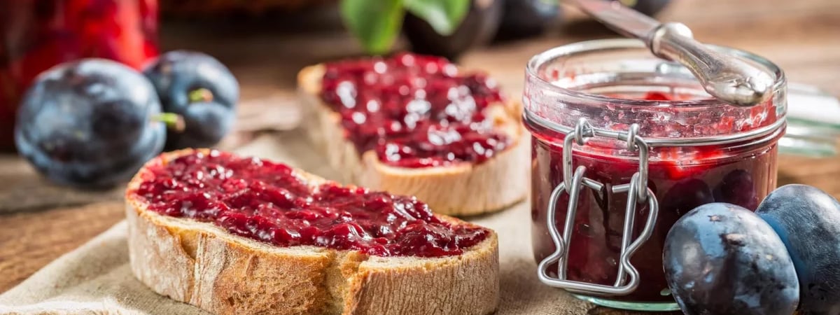 Добавьте 2 ложки этого продукта в сливовое варенье — и оно не заплесневеет. Нашли идеальный рецепт для мяса и десертов — Полезно