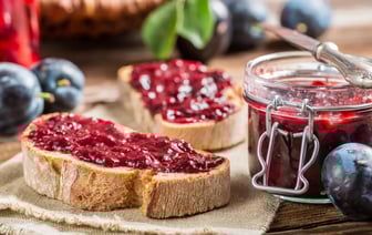 Добавьте 2 ложки этого продукта в сливовое варенье — и оно не заплесневеет. Нашли идеальный рецепт для мяса и десертов — Полезно