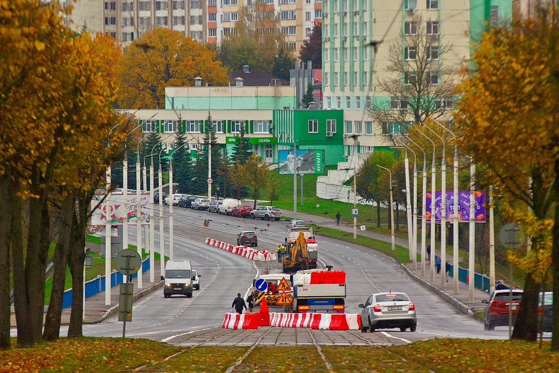 Начало ремонта Юбилейного моста на проспекте Людникова в Витебске. Установка ограждений. Фото Сергея Серебро