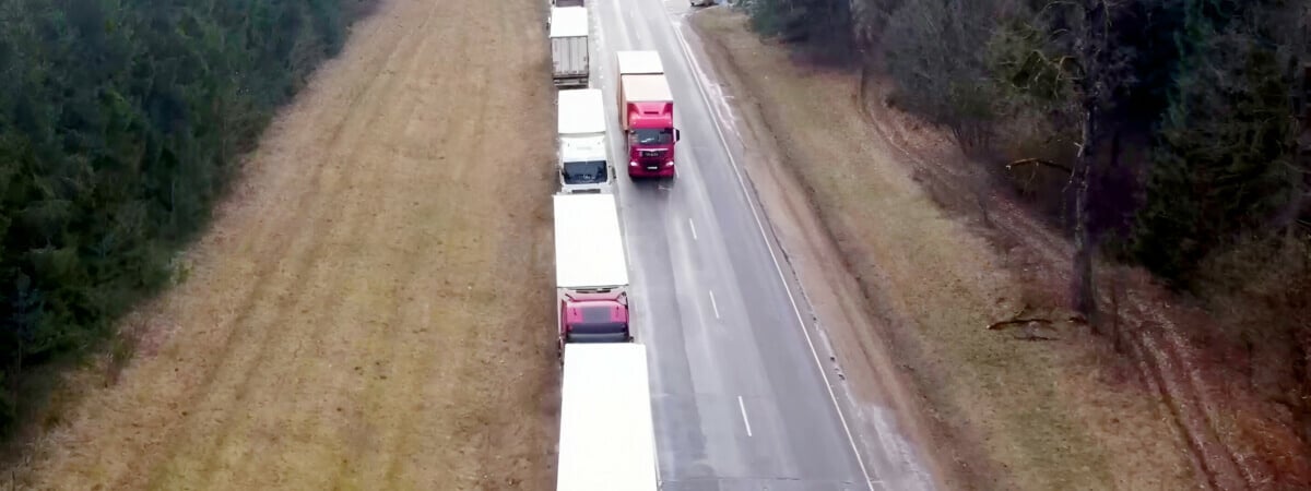 Хвост из 1,5 тысячи фур. В Гродно показали очередь на литовской границе с высоты птичьего полета — Видео