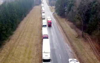 Хвост из 1,5 тысячи фур. В Гродно показали очередь на литовской границе с высоты птичьего полета — Видео