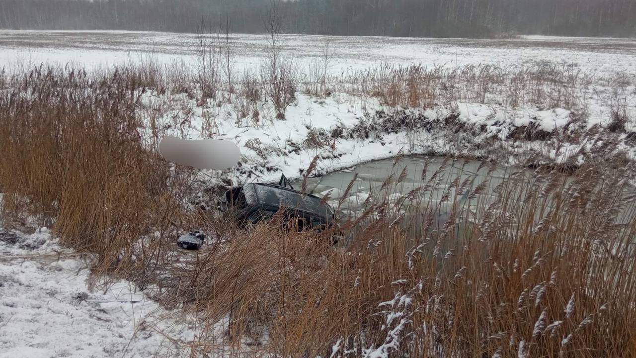 Автомобиль съехал в водоем: женщина утонула