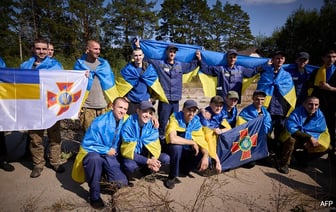 Россия и Украина обмениваются 206 военнопленными в рамках сделки, заключенной при посредничестве ОАЭ.