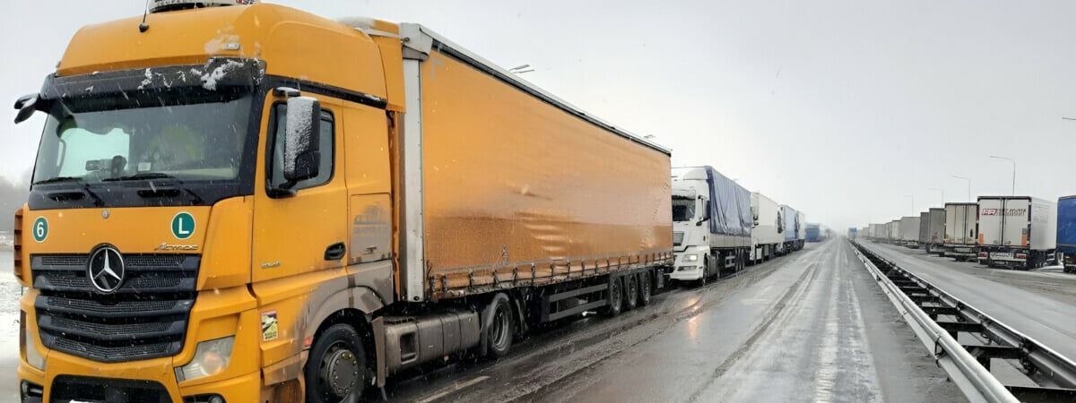 ФСБ России начала разворачивать транспортные средства на границе с Беларусью. Кого коснется?