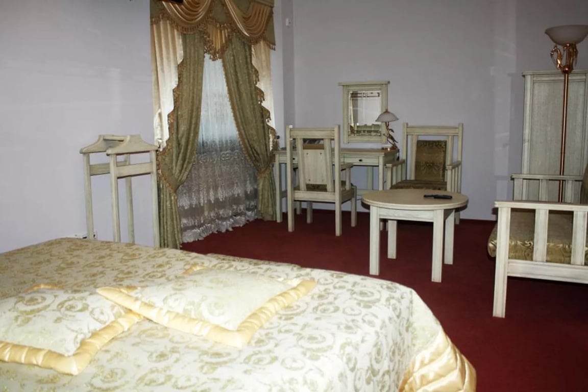 Дорого и с привидениями: ночуем в древнем замке в Беларуси