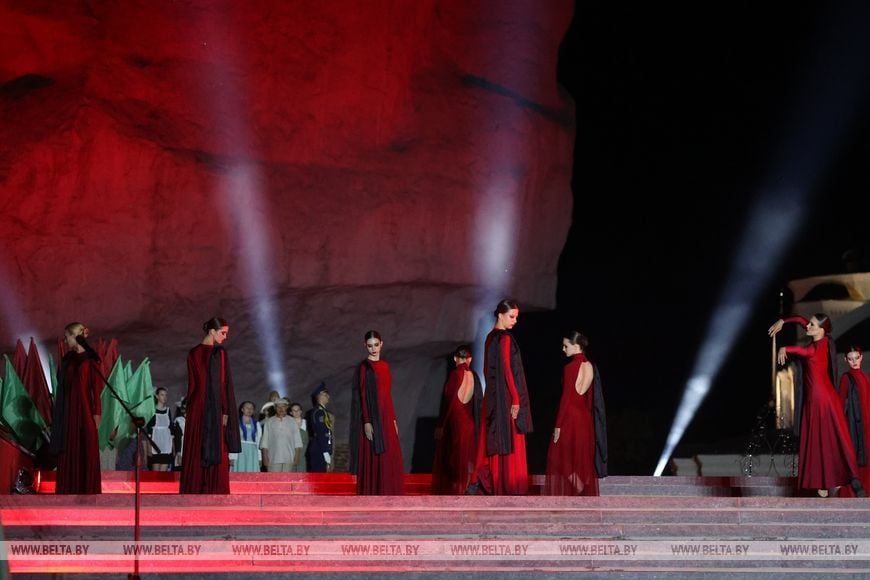 Около 20 тыс. человек стали участниками митинга-реквиема в Брестской крепости