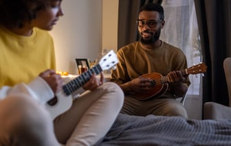 В Могилеве женщина не смогла попасть в подъезд, поэтому разгромила рядом стоящий стенд