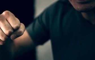 В Бресте мужчина напал на свою соседку в общежитии