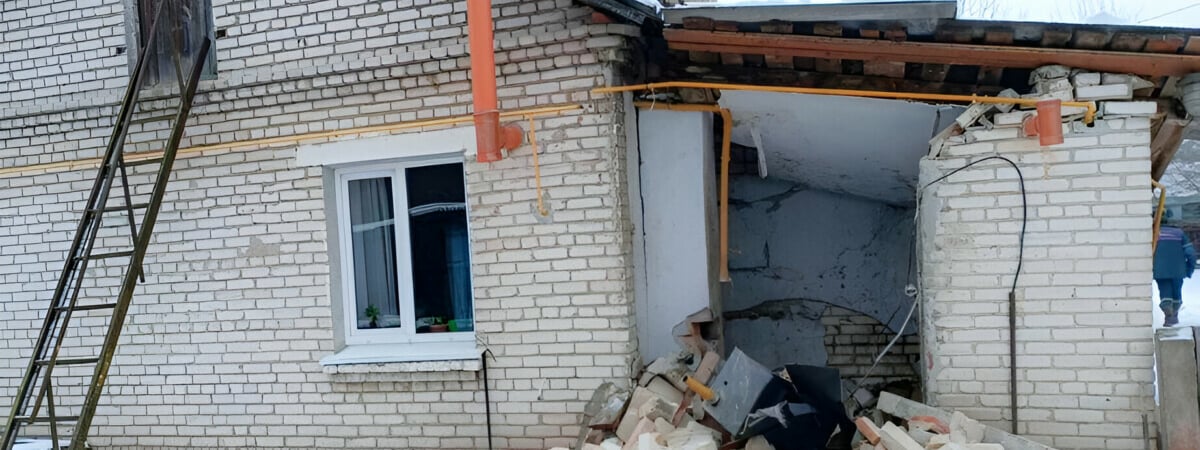 В Мостовском районе взрывом разрушило дом — Фото