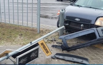 Женщина на Ford снесла светофор в Бресте