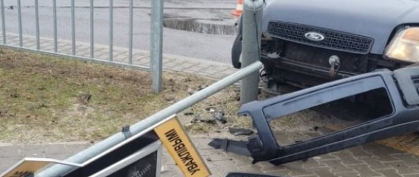 Женщина на Ford снесла светофор в Бресте