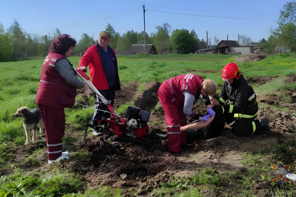 Пенсионера замотало в фрезу мотоблока в Россонском районе. Фото МЧС
