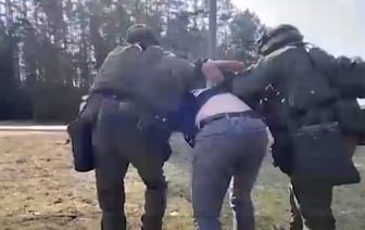 Таксист ударил ногой прохожего, а затем наехал на милиционера