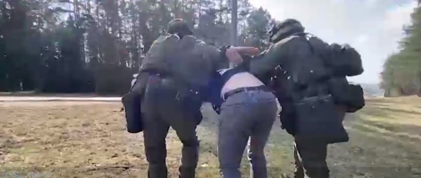 Таксист ударил ногой прохожего, а затем наехал на милиционера