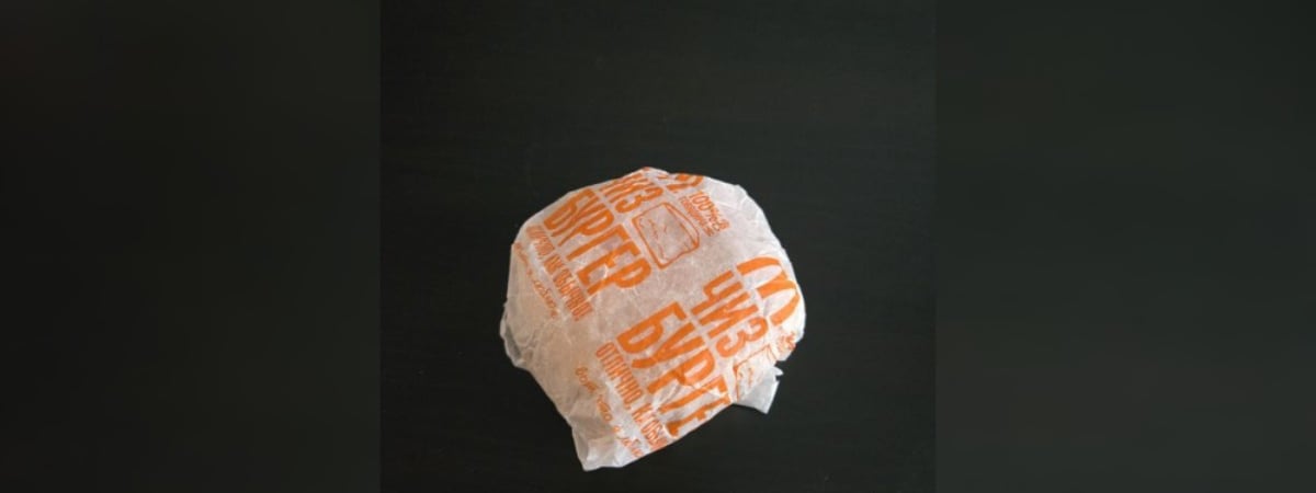 «Эксклюзив» — Минчанин предложил купить чизбургер, замороженный в 2022 году. За сколько? — Видео