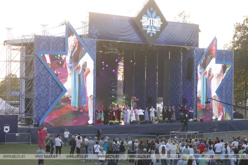 Красочный фейерверк юбилейного ХХ культурно-спортивного фестиваля «Вытокi» в Пружанах