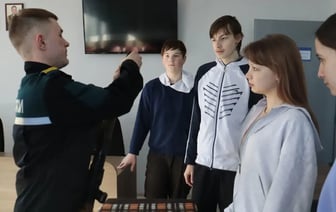 "Эксперыментуюць". Ратавальнікі павесілі побач з Лукашэнкам партрэт свайго міністра