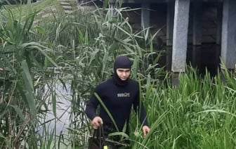 Ляховичские спасатели помогли достать из реки сумочку, которую уронила на мосту прохожая