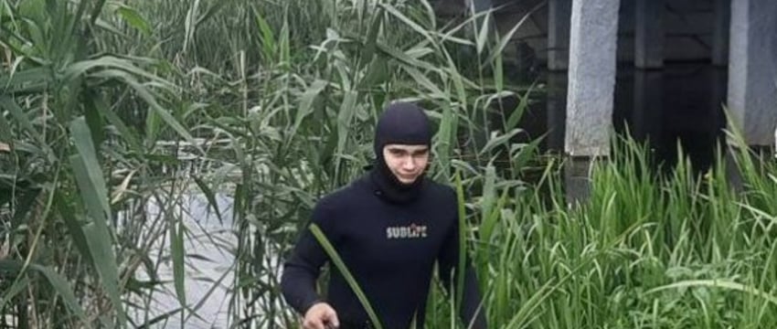 Ляховичские спасатели помогли достать из реки сумочку, которую уронила на мосту прохожая