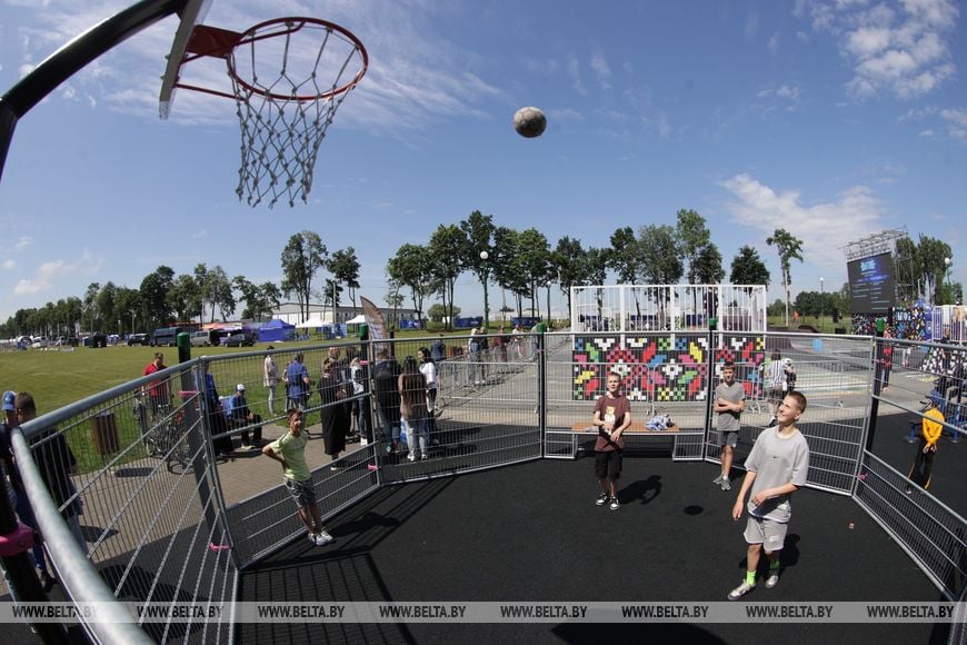 Красочный фейерверк юбилейного ХХ культурно-спортивного фестиваля «Вытокi» в Пружанах