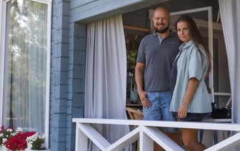 Молодая семья построила уютный дом из старого сруба. Побывали у них в гостях