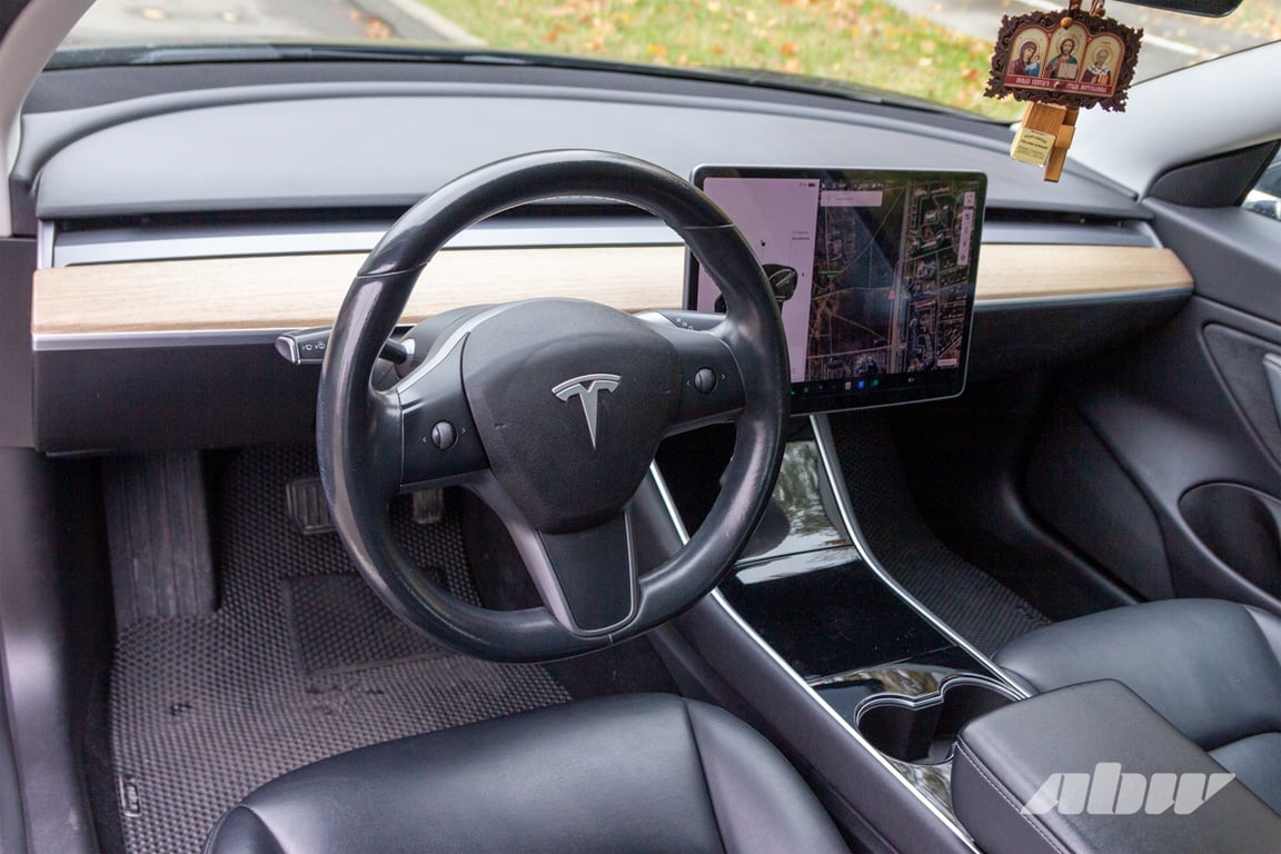 Женский взгляд на электромобиль: Людмила и ее Tesla Model 3