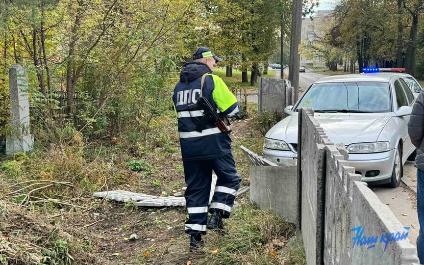 В Барановичах машина снесла ограждение старого кладбища