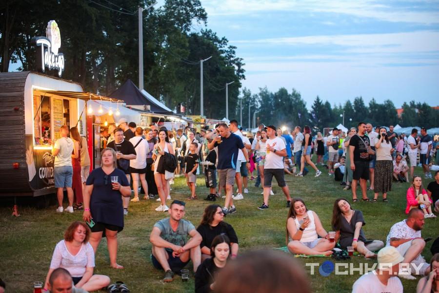 Рокеры «отрываются»: в Пружанах прошел первый день «Солнцестояния»