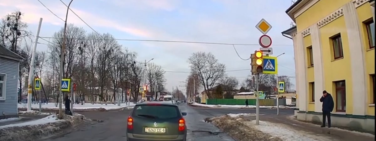 В ГАИ Бобруйска показали, за какой манёвр на перекрёстке водителям грозит штраф в 400 рублей и лишение прав — Видео