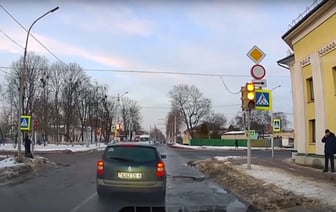 В ГАИ Бобруйска показали, за какой манёвр на перекрёстке водителям грозит штраф в 400 рублей и лишение прав — Видео