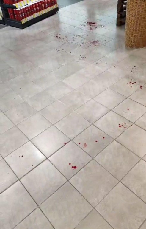 Мужчина с ножом напал на людей в гипермаркете Петербурга