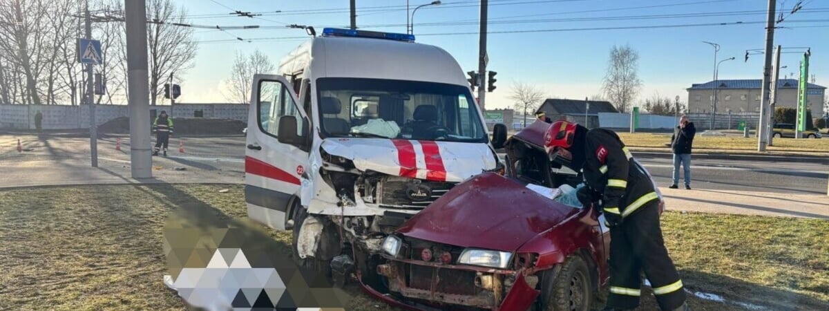 В Гродно «скорая» врезалась на светофоре в легковушку – погибла 19-летняя девушка — Фото