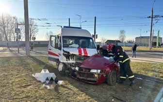В Гродно «скорая» врезалась на светофоре в легковушку – погибла 19-летняя девушка — Фото