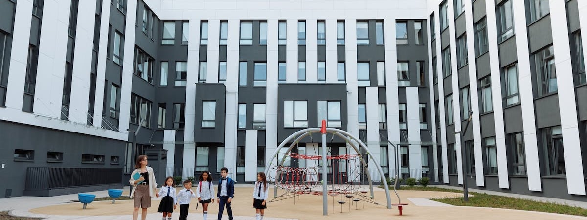 В результате удара по Львову повреждены здания школ и детсада