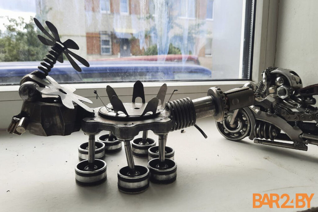 «Для кого-то мусор, а для меня материал для творчества». Необычные статуэтки из старых автозапчастей создает житель Барановичей