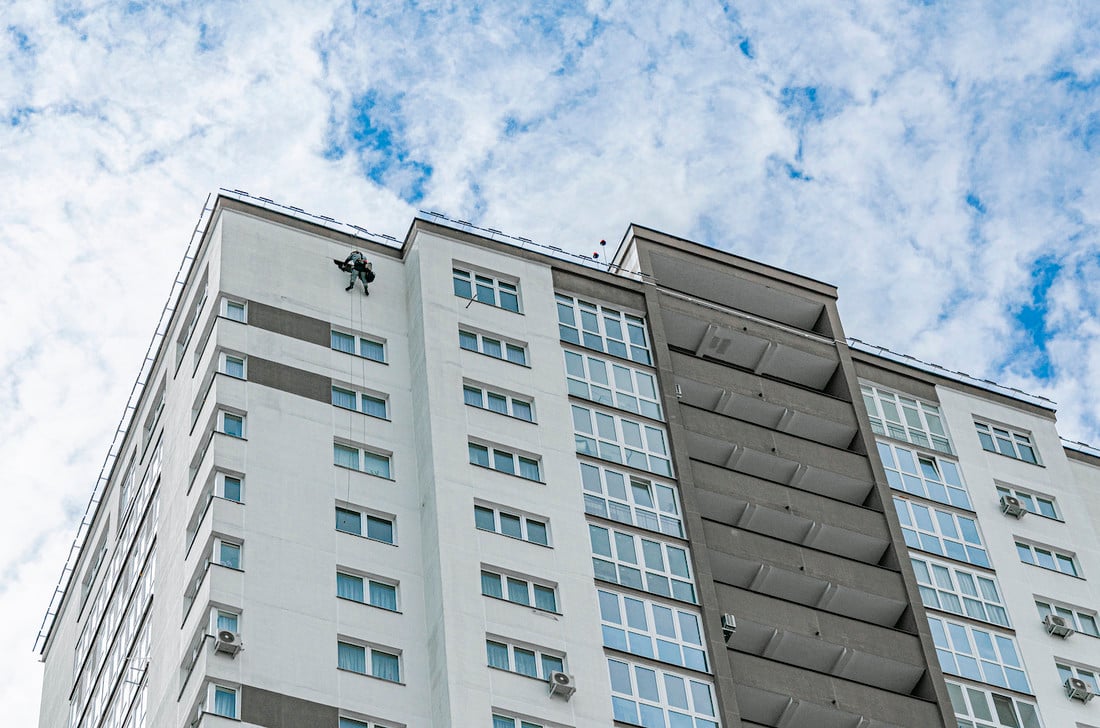 Взяли и прорубили новые окна в многоэтажке. А так можно было?