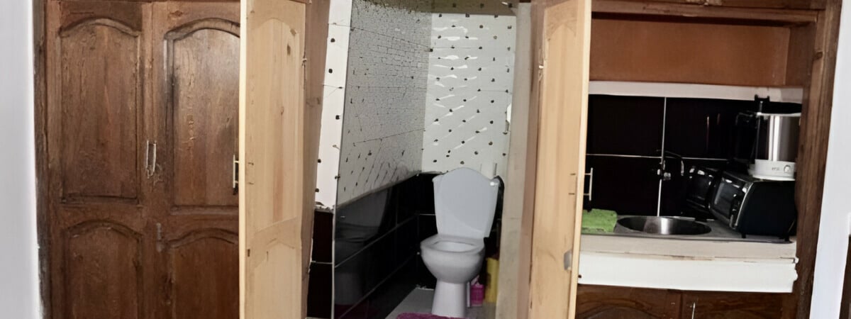 Кухня в туалете, унитаз в шкафу. В Минске предложили снять необычную однушку — Фото