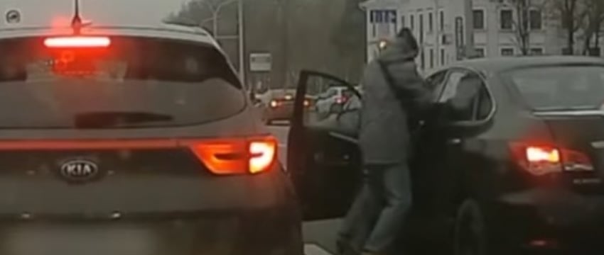 Водители подрались прямо на дороге — видео из Минска