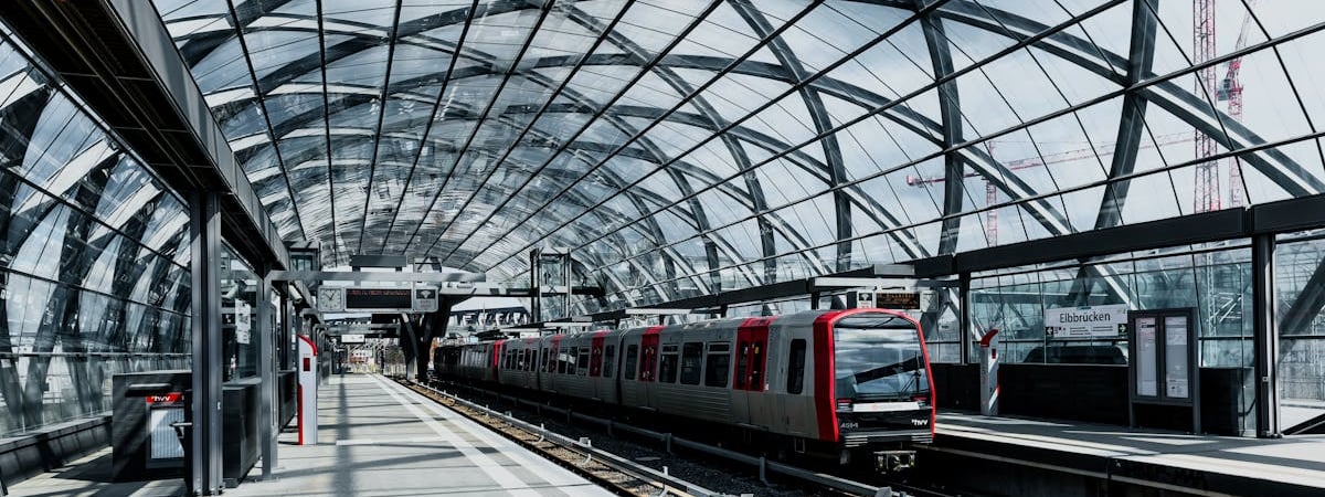 В Подмосковье загорелась электричка с пассажирами — Видео