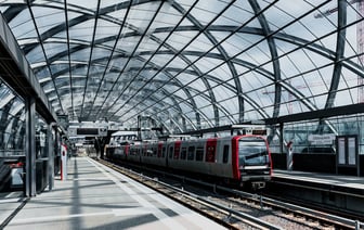 В Подмосковье загорелась электричка с пассажирами — Видео