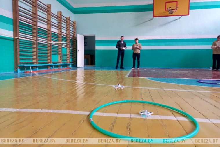 Школьники в Березе начали изучать управление дронами