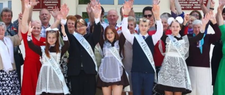 Оригинальное отпразднование последнего звонка в Барановичском районе