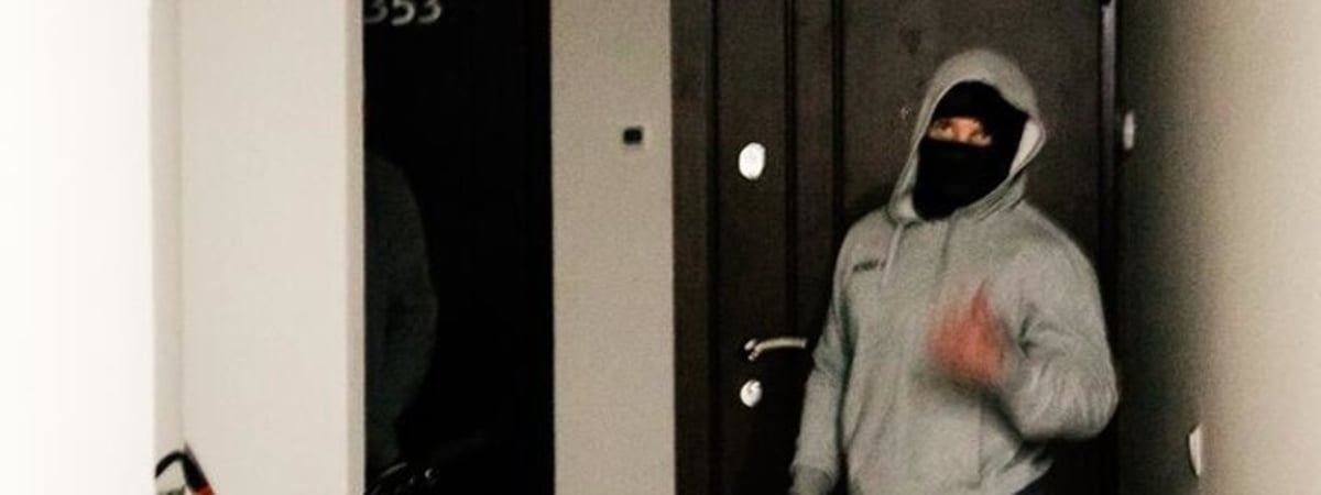 «Список из 200 человек». Силовики приходят в квартиры уехавших из страны беларусов — что они говорят