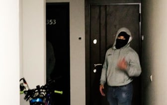 «Список из 200 человек». Силовики приходят в квартиры уехавших из страны беларусов — что они говорят
