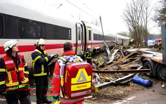 В Гамбурге скоростной поезд столкнулся с грузовиком — в салоне находилось почти 300 человек — Фото