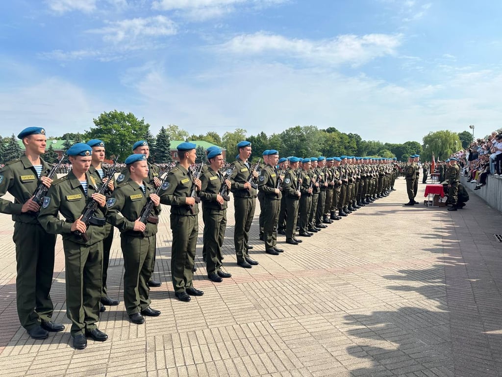 Около 600 новобранцев совершили торжественный ритуал принятия присяги на площади Церемониалов Брестской крепости
