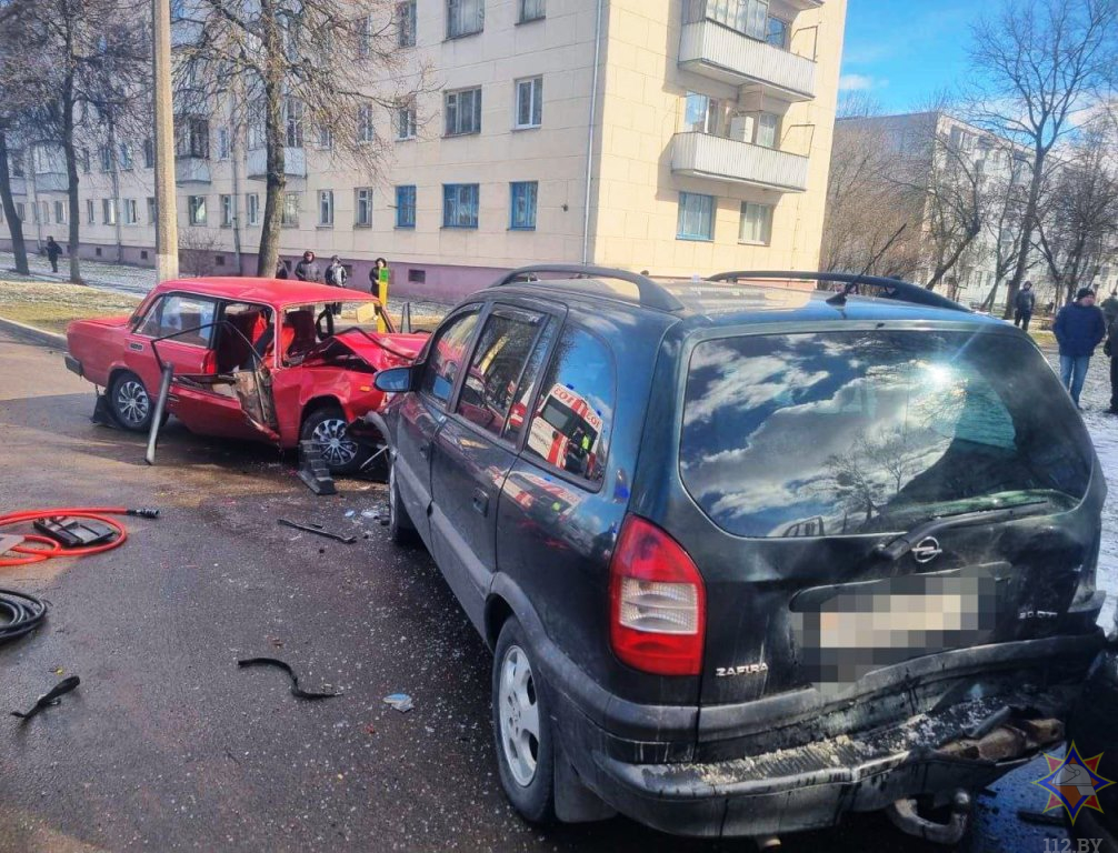 Жесткое ДТП в Барановичах: видео, как работники МЧС спасали пассажира автомобиля.
