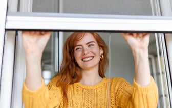 Как вернуть пожелтевшим пластиковым окнам белизну? Поможет домашняя паста из двух ингредиентов — Полезно