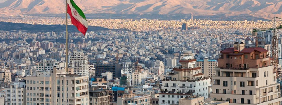 «В самом защищенном городе Ирана с неба прилетает что-то и разносит вдребезги номер в одной из самых охраняемых гостиниц»